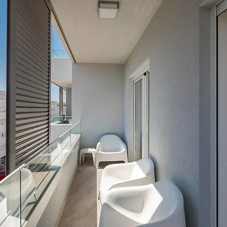 S Luxury Apartment *